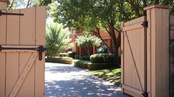 Accédez facilement à Juniville avec la motorisation sur mesure des portails et portes de garage