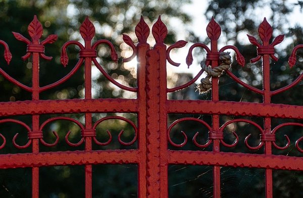 Portail battant en aluminium : design, durabilité et motorisation